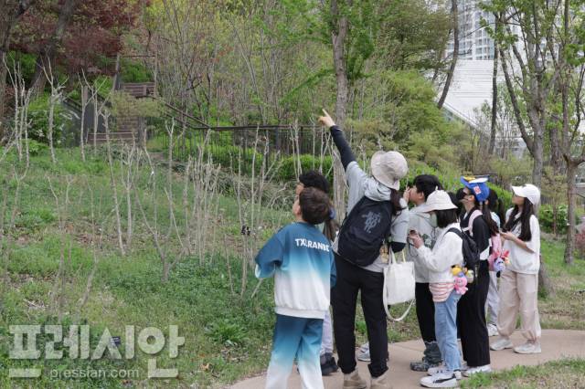 ▲숲체험 프로그램이 진행 중인 수원지역의 한 수목원. ⓒ수원특례시