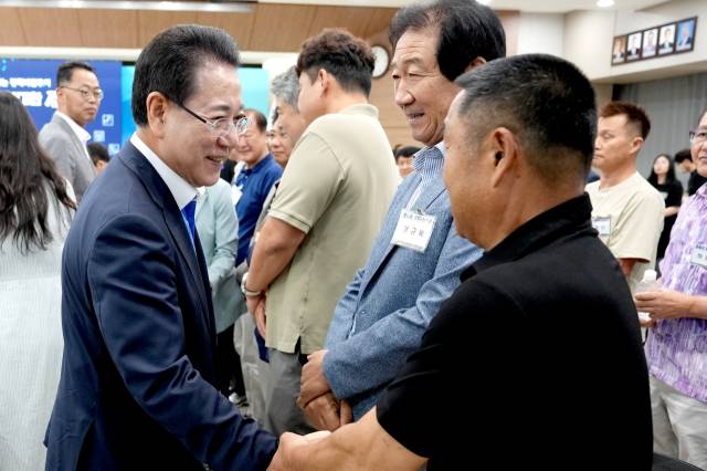 ▲29일 영광군청에서 열린 ‘영광군 정책비전 투어’ 행사에서 김영록 전남도지사가 참석자들과 인사를 나누고 있다.2025.7.29ⓒ전남도 제공