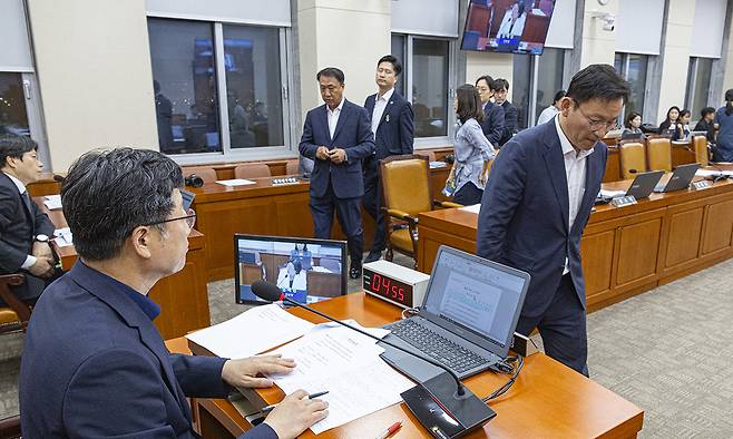 국회 환경노동위원회 국민의힘 간사 김형동(앞) 의원을 비롯한 의원들이 28일 윤석열 전 대통령이 거부권(재의요구권)을 행사했던 '노란봉투법'(노조법 2·3조 개정안)이 국회 환경노동위원회에 상정되자 강한 유감을 표현한 뒤 회의장에서 퇴장하고 있다. 연합뉴스