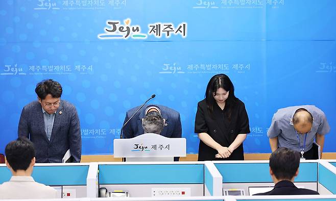 김완근 제주시장이 29일 오전 제주시청 기자실에서 억대 종량제 봉투 판매대금 횡령 사건에 대해 사과하고 있다. 제주시 제공