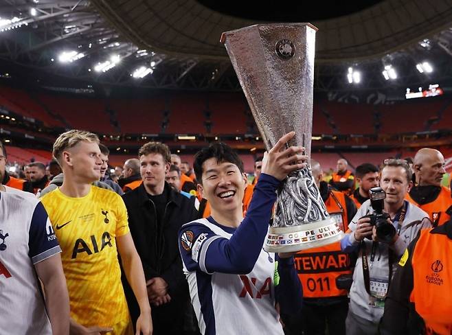 손흥민은 지난 5월 22일 스페인 빌바오의 산 마메스 스타디움에서 열린 UEFA 유로파리그에서 우승컵을 들어&nbsp;올렸다. 로이터연합뉴스