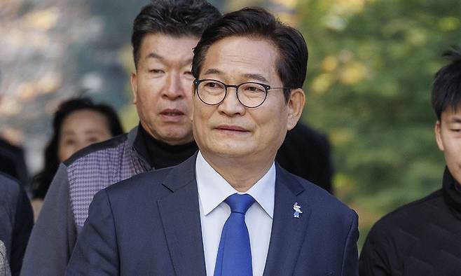 더불어민주당 전당대회 돈봉투 의혹에 개입한 혐의를 받는 소나무당 송영길 대표가 지난 2024년 11월 6일 서울 서초구 서울중앙지법에서 열린 1심 결심 공판에 출석하기 위해 지지자들과 법원 청사로 이동하고 있다. 연합뉴스