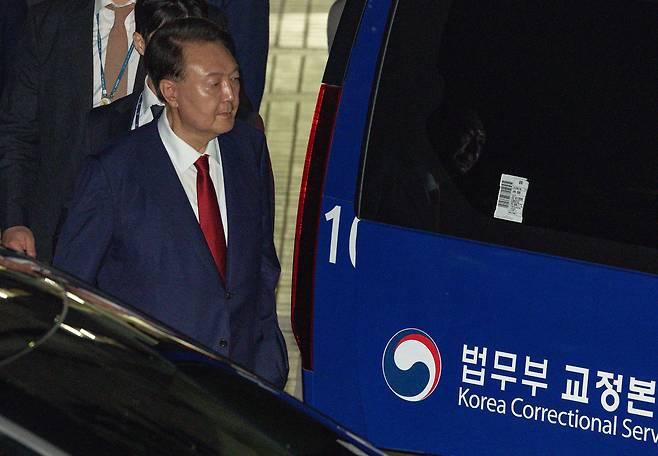 윤석열 전 대통령이 지난 9일 서울 서초구 서울중앙지법에서 열린 직권남용 등 혐의 영장실질심사(구속 전 피의자 심문)를 마친 뒤 대기 장소인 서울구치소로 이동하기 위해 법원을 나서고 있다. 뉴시스