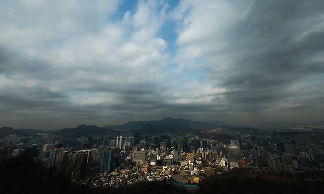 서울 남산에서 바라본 기업, 은행 등 빌딩이 밀집한 도심 풍경 위 먹구름이 드리워 있다. 연합뉴스