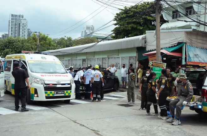 현지시간으로 28일 오전 태국 방콕 북부에 있는 유명 식료품 시장인 오또꼬 시장에서 한 남성이 총기를 난사했다. 사건 발생 직후 현장의 모습. 게티이미지/멀티비츠
