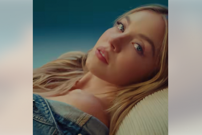 최근 미국에서 가장 핫한 배우 중 한 명인 시드니 스위니가 출연한 아메리칸 이글 새 데님 라인 광고 영상 중 하나. 시드니 스위니가 ‘유전자’를 언급하는 이 광고에서 카메라가 파란색 눈동자를 비추자 그는 “내 청바지는 파란색이다”라고 말한다. 아메리칸 이글 페이스북 캡처