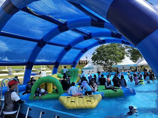 순천시 오천그린광장에 조성된 워터아일랜드 물놀이장 전경.