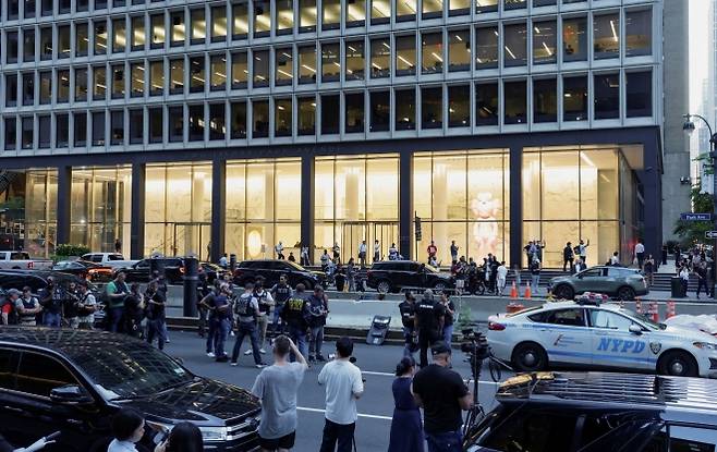 지난 28일 총격 사건이 벌어진 현장 주위에 경찰들이 모여있다. 로이터 연합뉴스