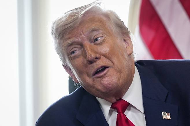 도널드 트럼프 미국 대통령이 2025년 7월 28일(현지시간) 스코틀랜드 턴베리의 트럼프 턴베리 골프클럽에서 키어 스타머 영국 총리와 만나 언론과 대화하고 있다. AP 연합뉴스