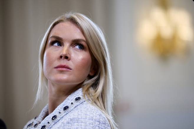 캐럴라인 레빗 백악관 대변인이 2025년 7월 28일(현지시간) 영국 스코틀랜드 턴베리의 트럼프 턴베리 골프 리조트에서 열린 도널드 트럼프 미국 대통령과 키어 스타머 영국 총리 간 회담 중 모습을 지켜보고 있다. EPA 연합뉴스