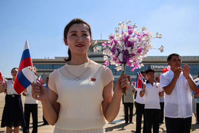 북한 주민들이 28일 북한 평양 순안국제공항에 도착한 모스크바발 첫 직항편을 환영하고 있다. 연합뉴스