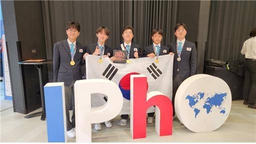 제55회 국제물리올림피아드에 출전한 한국대표단이 태극기를 들고 기념 촬영을 하고 있다. 사진제공=과학기술정보통신부