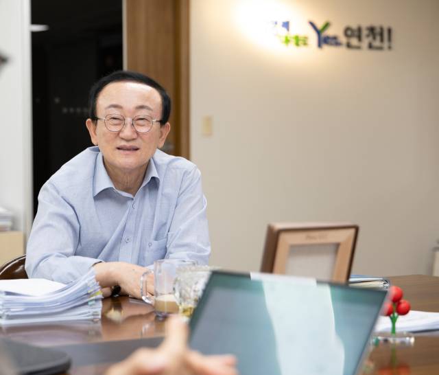 김덕현 연천군수가 29일 군청 집무실에서 서울경제신문과 인터뷰를 하고 있다. 사진제공=연천군