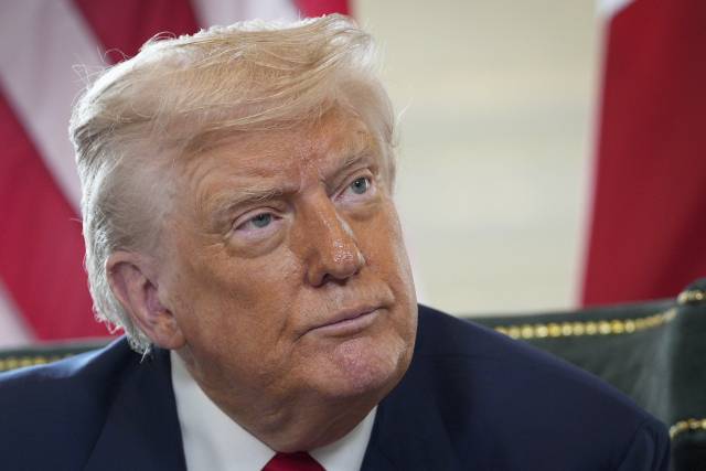 도널드 트럼프 미국 대통령이 28일(현지 시간) 스코틀랜드의 트럼프 턴베리골프클럽에서 기자들의 질문을 듣고 있다. AP연합뉴스