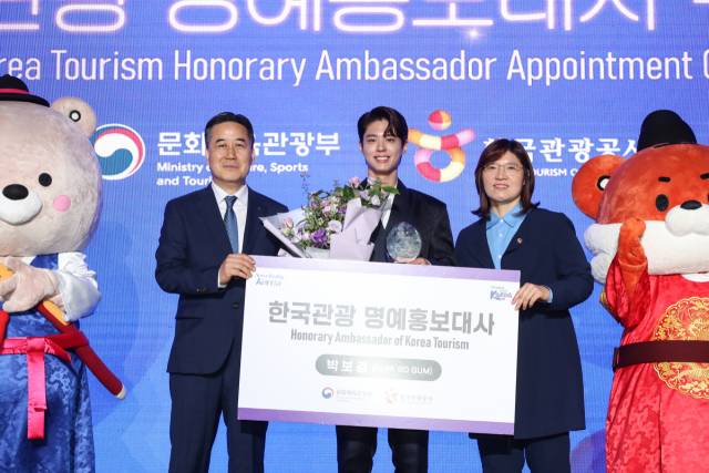 배우 박보검(가운데)과 장미란(오른쪽) 문화체육관광부 제2차관, 서영충 한국관광공사 사장 직무대행이 29일 서울 강남구 SJ쿤스트할레에서 열린 ‘2025년 한국관광 명예홍보대사’ 위촉식에서 사진 촬영을 하고 있다. 사진 제공=한국관광공사.
