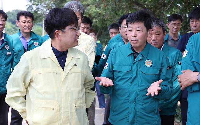 26일 박정주 충남도 행정부지사는 김광용 행정안전부 재난안전관리본부장과 함께 서산 도당천과 예산 덕산면 복합체육센터 등 피해 현장을 점검했다. ⓒ충남도