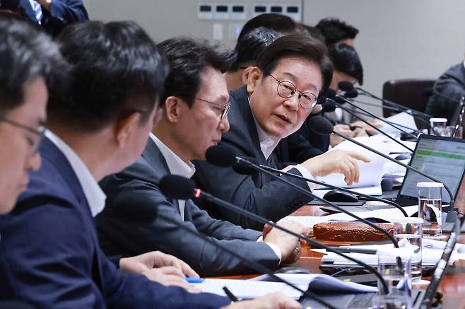 이재명 대통령이 29일 서울 용산 대통령실 청사에서 열린 국무회의에서 윤호중 행정안전부 장관에게 산재 관련 발언을 하고 있다. ⓒ연합뉴스