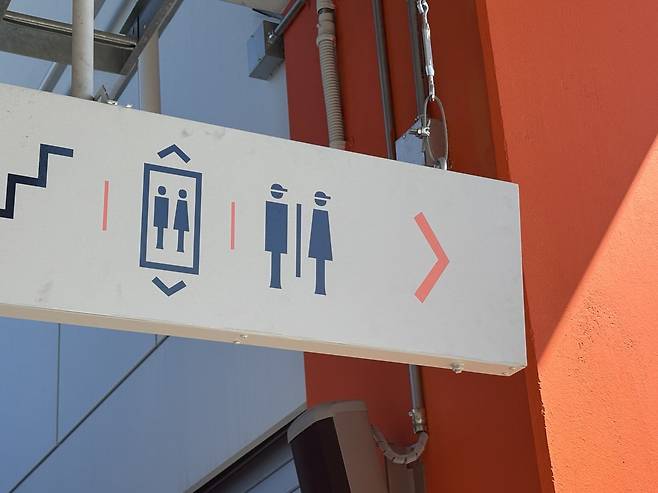 27일 대전한화생명볼파크 4층 관중석의 간판 한쪽이 떨어지는 사고가 발생했다. 29일 대전 삼성전에 앞서 확인한 결과 간판의 탈락 부위는 와이어와 볼트로 단단하게 고정돼 있었다. 대전｜강산 기자