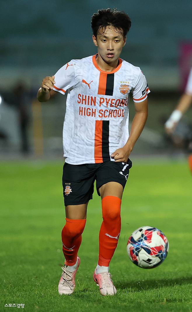 충남 신평고 정연준이 서울 보인고와 결승전에서 드리블 돌파를 하고 있다. 제천 | 권도현 기자