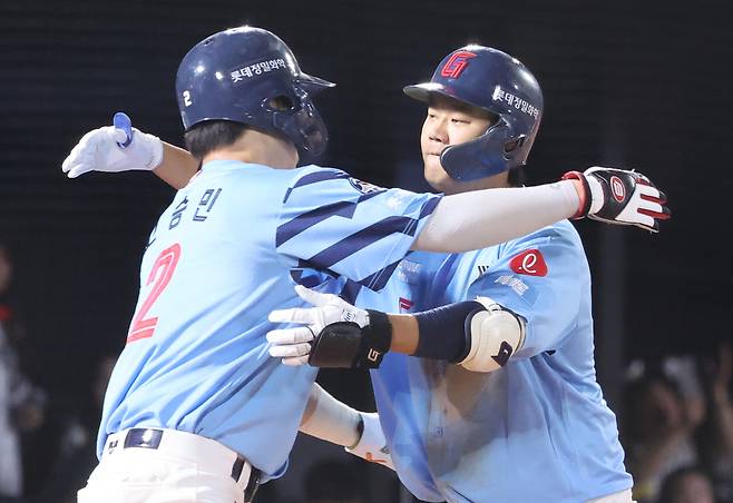 투런홈런을 친 손호영(오른쪽)이 고승민과 포옹하고 있다.  부산 | 연합뉴스
