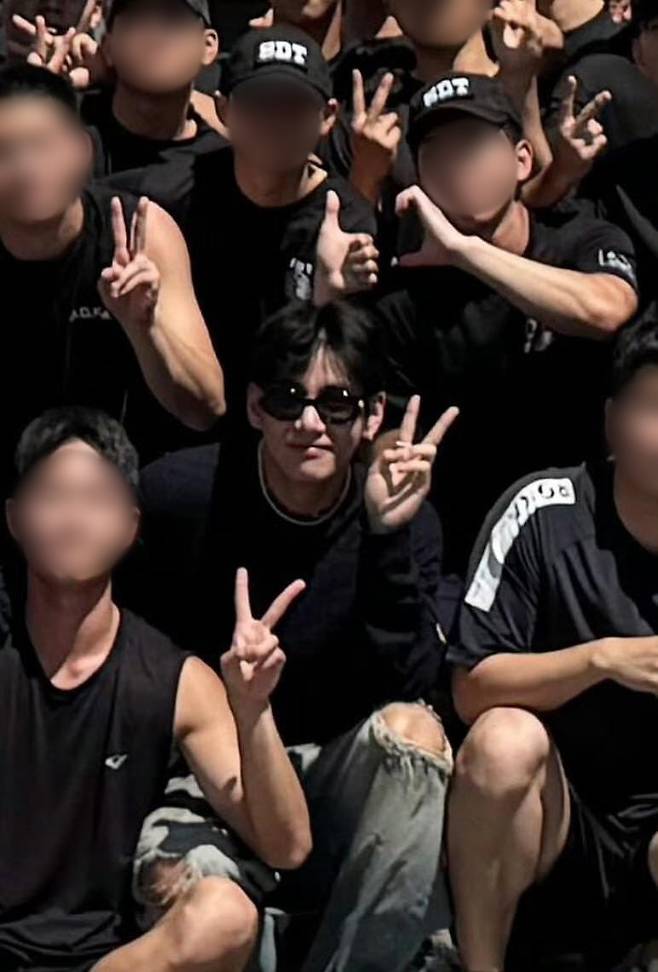 '빛나는 전우愛' 방탄소년단 뷔, SDT 맞후임 전역식 참석 '훈훈'