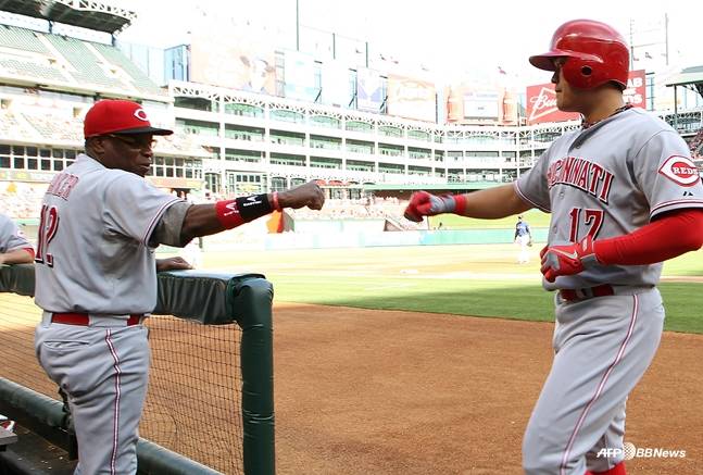 2013시즌 함께 신시내티에서 속했던 추신수(오른쪽)와 베이커 감독. /AFPBBNews=뉴스1