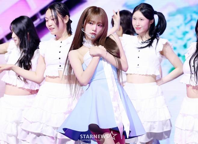 가수 최예나가 29일 서울 용산구 블루스퀘어에서 진행된 네 번째 미니앨범 'Blooming Wings' 발매 기념 쇼케이스에서 멋진 무대를 선보이고 있다. /2025.07.29 /사진=김휘선 hwijpg@