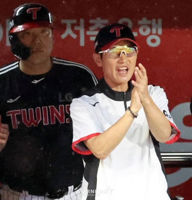 LG 염경엽 감독(오른쪽). /사진=강영조 선임기자
