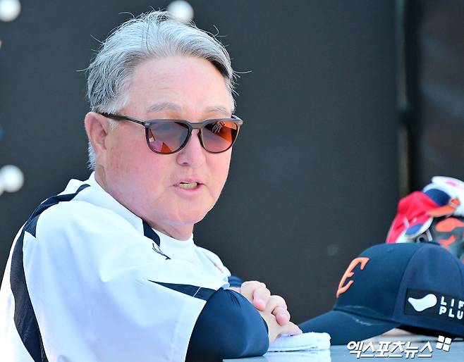 한화 이글스 김경문 감독이 29일 대전 한화생명 볼파크에서 삼성 라이온즈와의 홈경기를 앞두고 선수들의 훈련을 지켜보고 있다. 대전, 김한준 기자