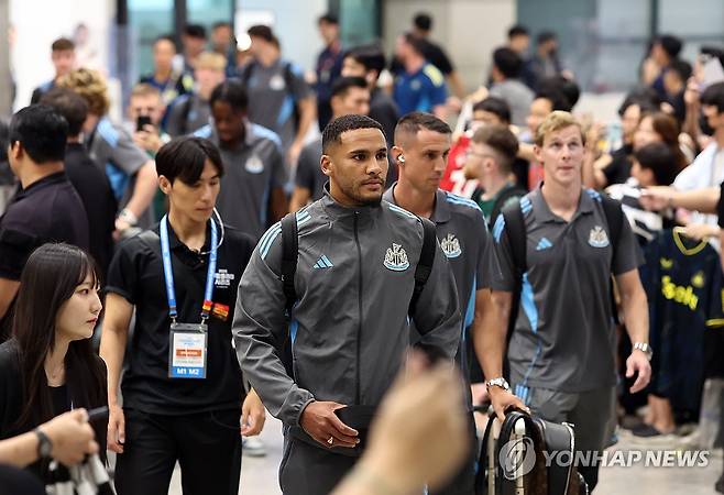 뉴캐슬 유나이티드, 입국 (영정도=연합뉴스) 윤동진 기자 = 잉글랜드 프리미어리그 뉴캐슬 유나이티드(잉글랜드)가 28일 인천국제공항 1터미널을 통해 입국하고 있다. 뉴캐슬은 30일 오후 8시 수원월드컵경기장에서 팀K리그와 친선경기를 치른다. 2025.7.28 mon@yna.co.kr