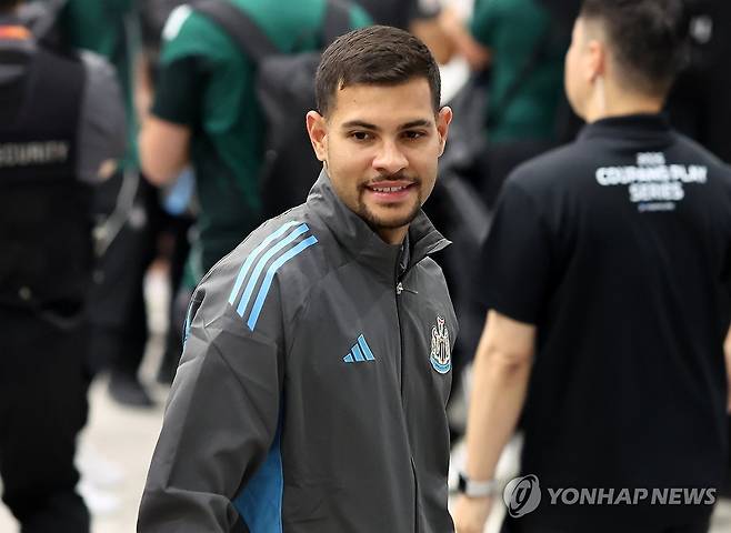 '뉴캐슬' 브루노 기마랑이스, 입국 (영정도=연합뉴스) 윤동진 기자 = 잉글랜드 프리미어리그 뉴캐슬 유나이티드(잉글랜드) 브루노 기마랑이스가 28일 인천국제공항 1터미널을 통해 입국하고 있다. 뉴캐슬은 30일 오후 8시 수원월드컵경기장에서 팀K리그와 친선경기를 치른다. 2025.7.28 mon@yna.co.kr