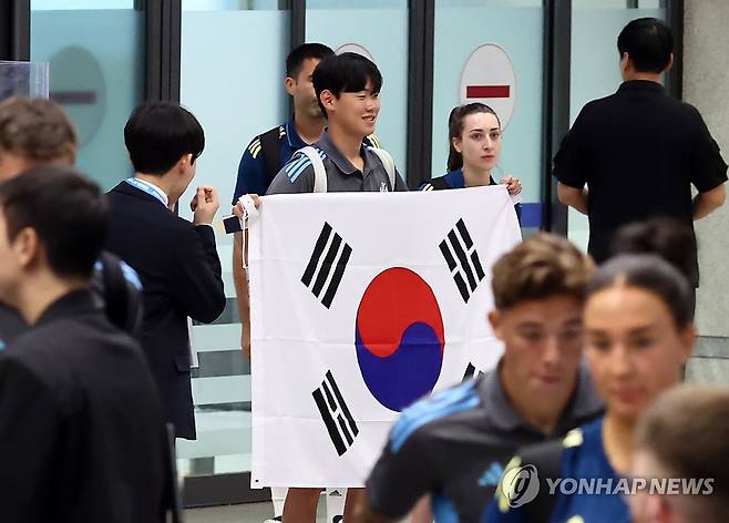 뉴캐슬 유나이티드, 박승수 귀국 (영정도=연합뉴스) 윤동진 기자 = 뉴캐슬 유나이티드(잉글랜드) 박승수가 28일 인천국제공항 1터미널을 통해 귀국하고 있다. 뉴캐슬은 30일 오후 8시 수원월드컵경기장에서 팀K리그와 친선경기를 치른다. 2025.7.28 mon@yna.co.kr