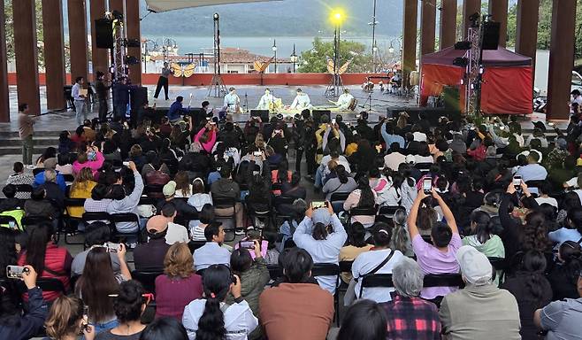 멕시코 한국 문화제 공연 즐기는 주민들 [주멕시코 한국문화원 제공. 바예데브라보=연합뉴스. 재판매 및 DB 금지]
