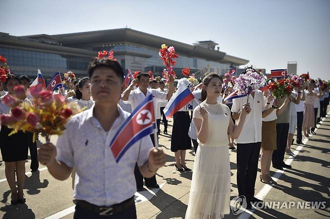 모스크바-평양 직항기 도착 환영하는 북한인들 [AFP 연합뉴스. 재판매 및 DB 금지]