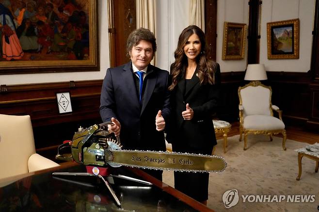 28일(현지시간) 기념 촬영하는 아르헨티나 대통령(왼쪽)과 미국 국토안보부 장관 [아르헨티나 대통령실 제공. 부에노스아이레스 AFP=연합뉴스. 재판매 및 DB 금지]