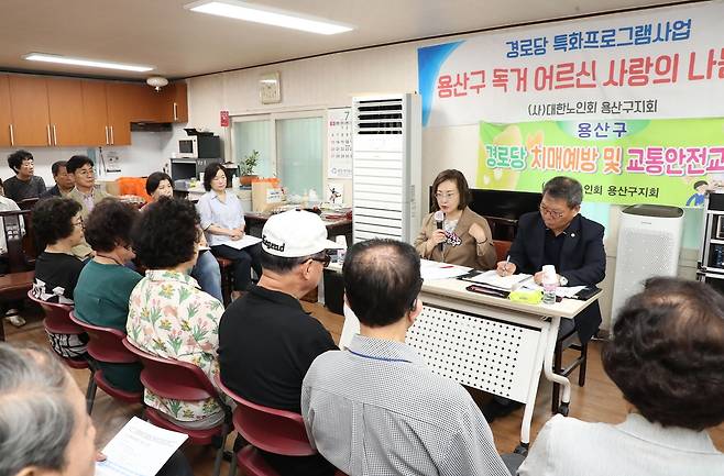 박희영 구청장, 경로당 순회 소통 지난 7월 18일 박희영 용산구청장이 이태원제1동 청화아파트 경로당에서 어르신 '안전한 여름나기' 현장 소통을 진행 중이다. [용산구 제공. 재판매 및 DB 금지]