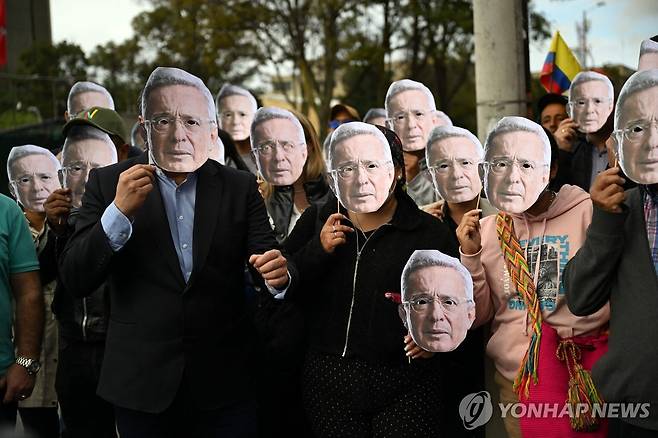 28일(현지시간) 법원 앞에 몰려 온 우리베 전 대통령 지지자들 [보고타 AFP=연합뉴스. 재판매 및 DB 금지]