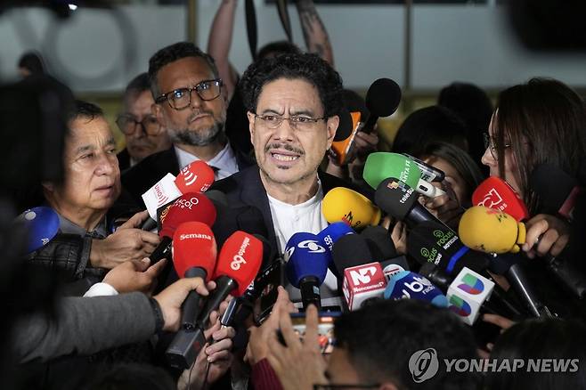 28일(현지시간) 우리베 전 대통령 재판 후 취재진 앞에 선 이반 세페다 의원 [보고타 AP=연합뉴스. 재판매 및 DB 금지]