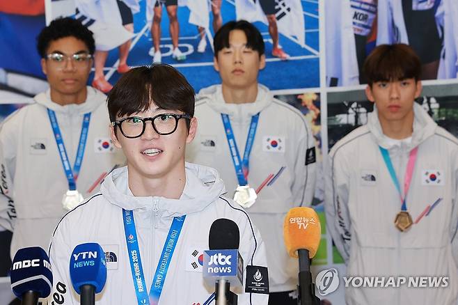 인터뷰하는 육상 남자 계주 400m 대표 서민준 (영종도=연합뉴스) 신현우 기자 = 2025 라인-루르 하계 세계대학경기대회(U대회) 육상 남자 계주 400ｍ에서 금메달을 딴 서민준이 29일 인천국제공항 제1여객터미널을 통해 귀국, 인터뷰하고 있다. 2025.7.29 nowwego@yna.co.kr