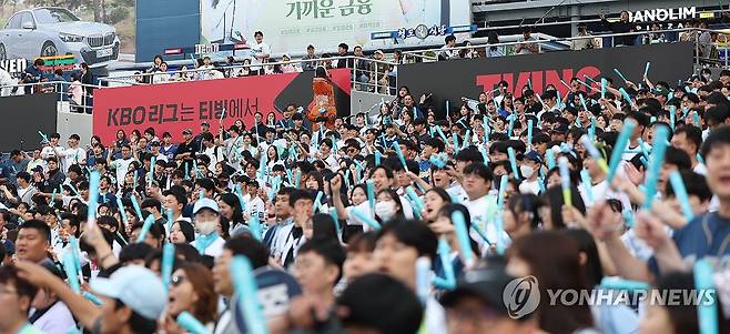 62일 만에 열리는 홈경기 (창원=연합뉴스) 김동민 기자 = 30일 경남 창원NC파크에서 열린 프로야구 2025 신한 SOL 뱅크 KBO리그 한화이글스와 NC다이노스 경기에서 팬이 응원하고 있다.
    NC다이노스 홈구장인 창원NC파크에서의 경기는 구조물 낙하 사망 사고 이후 62일이다. 2025.5.30 image@yna.co.kr