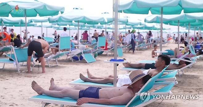북한 원산갈마해안관광지구에 사람들로 연일 흥성 (서울=연합뉴스) 북한 조선중앙TV는 20일 원산갈마해안관광지구로 전국 각지의 수많은 근로자와 청소년 학생들이 찾아와 "웃음과 낭만의 장관이 연일 펼쳐지고 있다"고 선전했다. 원산갈마해안관광지구의 한 관리자는 중앙TV에 출연해 "외국 관광 손님들을 잠정적으로 받지 않는 상태"라고 전했다. [조선중앙TV화면] 2025.7.20 
    [국내에서만 사용가능. 재배포 금지. For Use Only in the Republic of Korea. No Redistribution] nkphoto@yna.co.kr