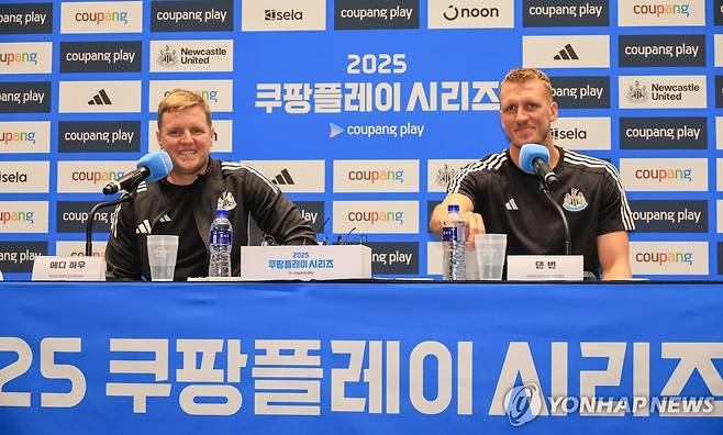 뉴캐슬 기자회견 (서울=연합뉴스) 최재구 기자 = 2025 쿠팡플레이 시리즈에 출전한 잉글랜드 프리미어리그 뉴캐슬의 에디 하우 감독과 댄 번이 29일 서울 여의도에서 기자회견을 하고 있다. 2025.7.29 jjaeck9@yna.co.kr