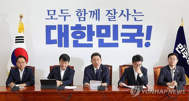 더불어민주당 원내대책회의 (서울=연합뉴스) 박동주 기자 = 더불어민주당 김병기 당대표 직무대행 겸 원내대표가 29일 서울 여의도 국회에서 열린 원내대책회의에서 발언하고 있다. 2025.7.29 pdj6635@yna.co.kr