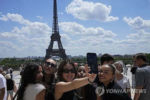 파리 에펠탑 찾은 관광객들 [AP 연합뉴스 자료사진. 재판매 및 DB 금지]