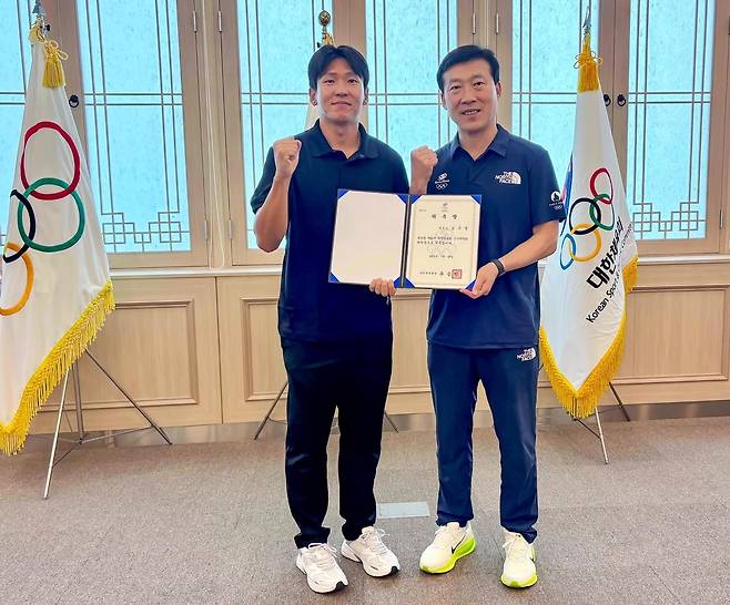 김택수 진천선수촌장으로부터 선수위원장 위촉장을 받은 김국영(왼쪽) [대한체육회 제공. 재판매 및 DB 금지]
