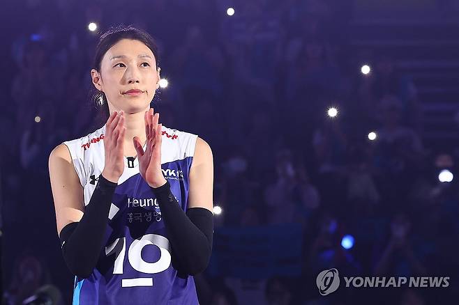 라스트댄스 마친 김연경 (인천=연합뉴스) 서대연 기자 = 배구 김연경이 18일 인천 삼산월드체육관에서 열린 여자배구 세계올스타전 'KYK 인비테이셔널 2025'에서 경기가 종료된 뒤 자신의 영상을 보고 있다. 2025.5.18 dwise@yna.co.kr