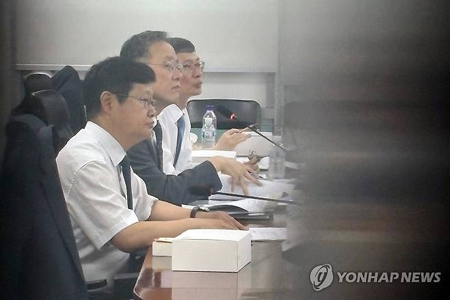세제 개편안 비공개 당정협의회 (서울=연합뉴스) 김주성 기자 = 이형일 기획재정부 1차관(왼쪽 두번째)이 29일 서울 여의도 국회 의원회관에서 열린 세제 개편안 마련을 위한 비공개 당정협의회에서 발언하고 있다. 2025.7.29 utzza@yna.co.kr