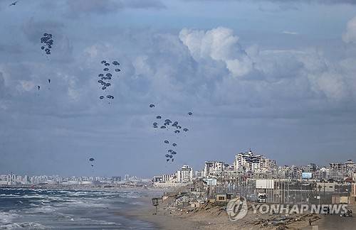 지난해 3월 미국이 구호품을 공중 투하하는 모습 [EPA 연합뉴스 자료사진. 재판매 및 DB 금지]