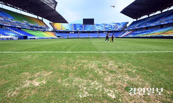 이상기후로 인한 생육 부진과 연이은 외부 경기 유치로 수원월드컵경기장의 잔디 문제가 여론의 뭇매를 맞고 있다. 29일 오전 수원시 팔달구 수원월드컵경기장에서 관계자들이 잔디 상태를 점검하고 있다. 2025.7.29 /임열수기자 pplys@kyeongin.com