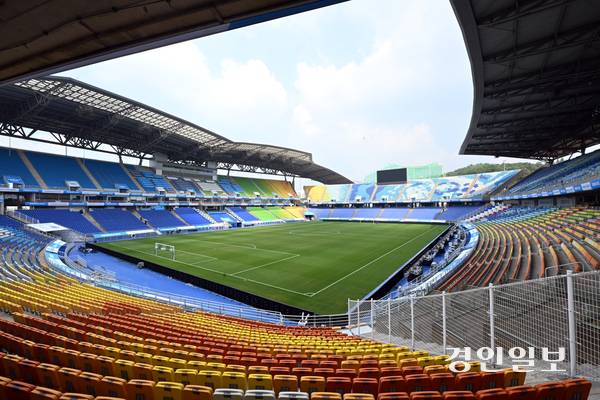 이상기후로 인한 생육 부진과 연이은 외부 경기 유치로 수원월드컵경기장의 잔디 문제가 여론의 뭇매를 맞고 있다. 29일 오전 수원시 팔달구 수원월드컵경기장에서 관계자들이 잔디 상태를 점검하고 있다. 2025.7.29 /임열수기자 pplys@kyeongin.com